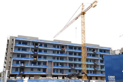 Un edificio de viviendas en obras en el barrio de La Bordeta la semana pasada. 