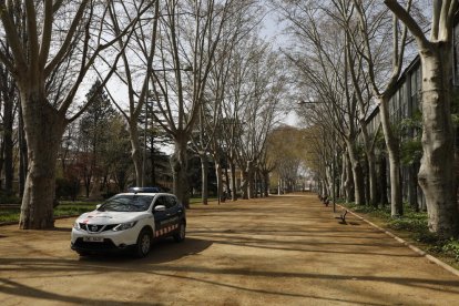 Una patrulla de los Mossos en los Camps Elisis de Lleida. 