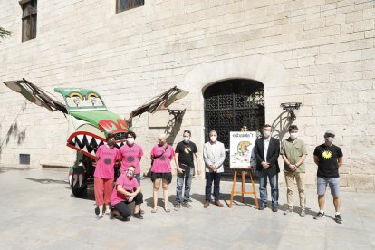 Presentació de l’Esbaiola’t, amb La Baldufa, l’alcalde d’Esterri i representants de l’IEI i de Cultura.