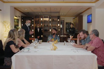 Marc Ribas y los concursantes, en un restaurante de Cambrils.