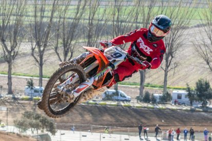 Jorge Zaragoza, segon en MX Elit, volant durant un salt en la jornada d’ahir.