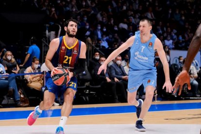 Álex Abrines es disposa a llançar davant de Vitaly Fridzon.