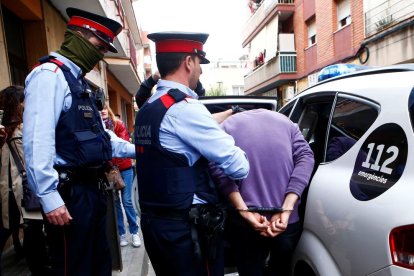 Els Mossos custodien un dels detinguts a Cornellà de Llobregat.