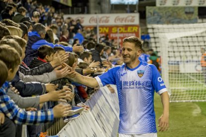 Marc Martínez saluda aficionats a l’acabament de l’últim partit jugat al Camp d’Esports.