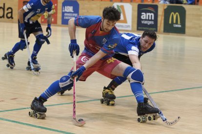 Àlex Joseph, que no va tenir gaire fortuna en atac, controla la bola davant de la pressió del barceloní Daniel Rodríguez, autor del primer gol visitant.