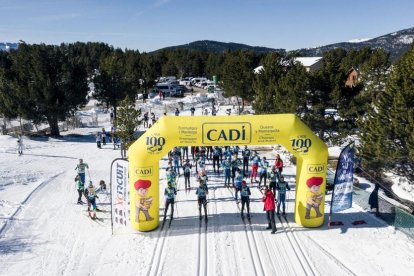 Participants en la sortida de la Marxa Pirineu disputada ahir entre les estacions de Lles i Aransa.