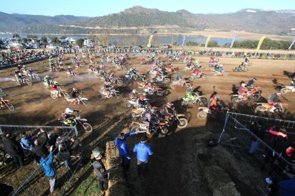 El momento de la salida de los pilotos profesionales de la Bassella Race.