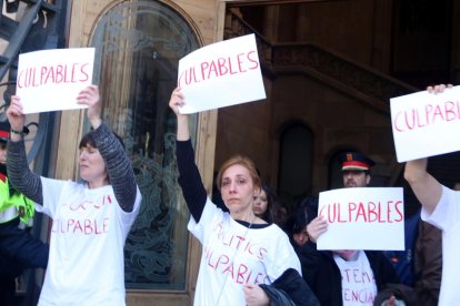 Montse, a l’esquerra, va ser víctima de Pardo el 2002 i ahir va protestar davant l’Audiència de Barcelona.