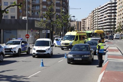 Imatge del control de la Guàrdia Urbana dijous al migdia a passeig de Ronda.