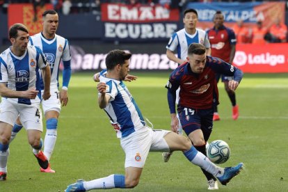 Una acció del partit d’ahir entre Osasuna i Espanyol.