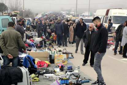 El mercat d’antiguitats i d’articles de segona mà d’Arbeca va estar ahir molt concorregut.