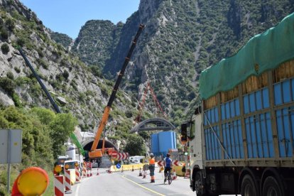 Los trabajos de ayer requirieron de dos grandes grúas, que obligaron a cortar un carril de la C-14.