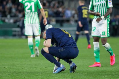 Benzema mostra el seu abatiment al consumar-se la derrota madridista a l’estadi bètic.