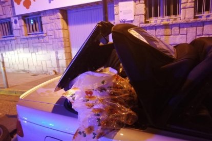 Al vehicle portaven ocultes sis bosses amb 15,5 quilos de cabdells de marihuana.