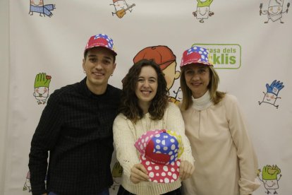 Òscar, Aida y Gloria, con la gorra de la fiesta de Afanoc de Lleida. 