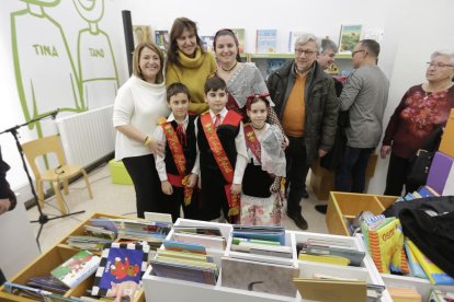 La alcaldesa, Rosa Pujol, y la consellera, Laura Borràs, durante el estreno de la biblioteca de Aitona.