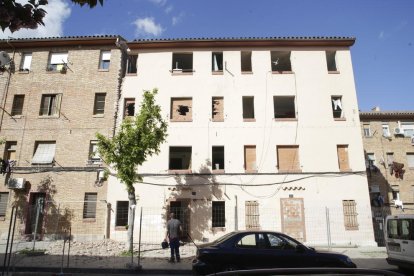 Un operari, al davant de l’edifici que ahir van envoltar amb tanques.