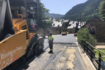 Obras de pavimentación de calles en Salardú.