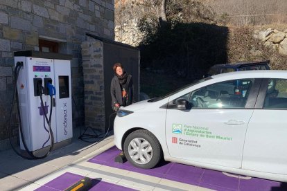 Bruguera con un coche eléctrico en el cargador de Barruera. 