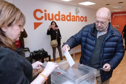 El candidat Francisco Igea emetent ahir el seu vot.