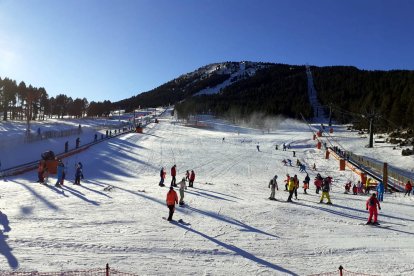 Malgrat la calor dels últims dies, ahir van caure uns 10 centímetres de neu a Port del Comte.