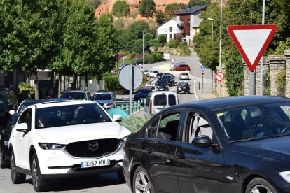 Turistes fent ràfting ahir a la Noguera Pallaresa.