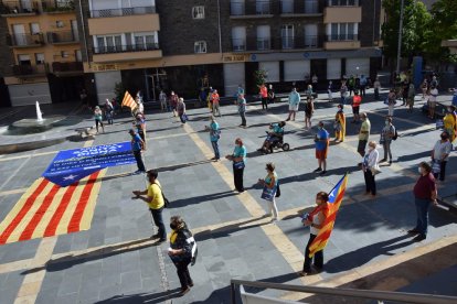 Un gran mural en el césped de la canalización del Segre reivindicaba ayer  la independencia en una Diada sin multitudes.