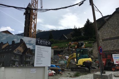 Imatge d’un grup d’habitatges en construcció a la capital aranesa.