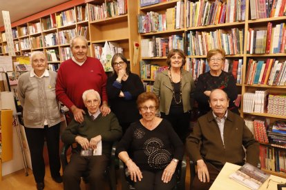 Alguns dels protagonistes de ‘La força dels records’, ahir a la Caselles al costat d’Anna Ramírez i Maria Huguet, al centre.