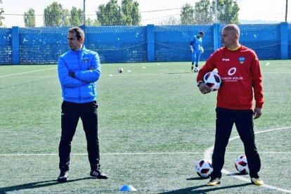 Joan Carles Oliva, ahir amb el segon tècnic Ismael Mariani durant l’entrenament de la plantilla.