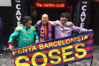 Joan Baqué i Josep Maria Ximeno, de la Penya Barcelonista de Soses, disfressats de Beatles a The Cavern, amb Xavi, de la Ciutat de Lleida.