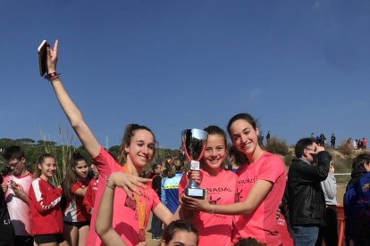 Las integrantes del equipo celebran el título conseguido.