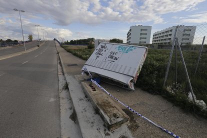 Estat en el qual va quedar la caseta després de l’accident.