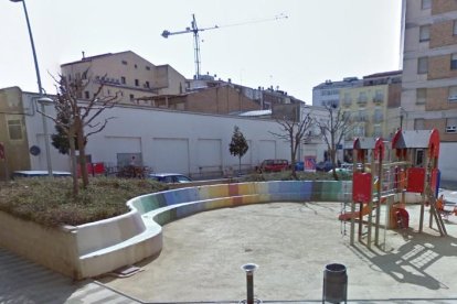 La plaza de los bloques de los pisos de la Caixa de Balaguer. 