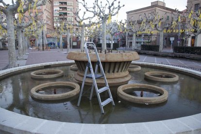 Fuentes heladas y precaución ante el frío  -  Las temperaturas rozaron ayer los siete grados bajo cero en las comarcas del llano de Lleida. En Tàrrega se registró una mínima de cinco grados negativos que heló el agua de una fuente de la plaza ...