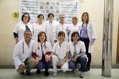 Equip de geriatria, infermeria, auxiliars de clínica, fisioteràpia, psicologia i treball social.