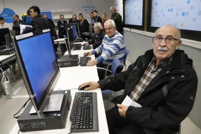 L’aula comptarà amb nou ordinadors per formar la gent gran en les noves tecnologies.