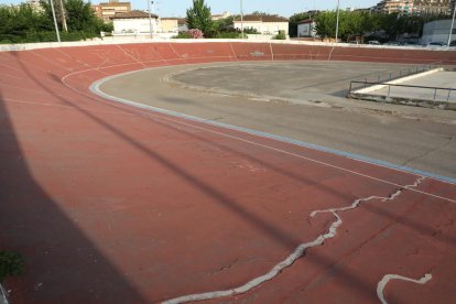 Sobre esta pista tan deteriorada tienen que entrenar los ciclistas leridanos en el histórico velódromo.