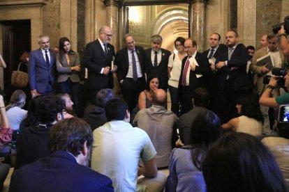 El president Torra i dirigents de diversos partits assisteixen a la protesta dels periodistes als passadissos del Parlament, ahir.