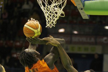 Mbaye lucha bajo los aros en una acción del partido.