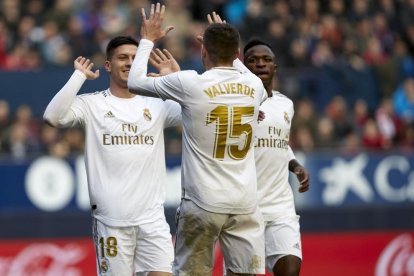  Luka Jovic, que cerró la cuenta del Madrid, celebra su gol con Fede Valverde.