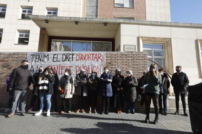 Una vintena de dones van protestar ahir davant de la delegació del departament de Salut a Lleida.