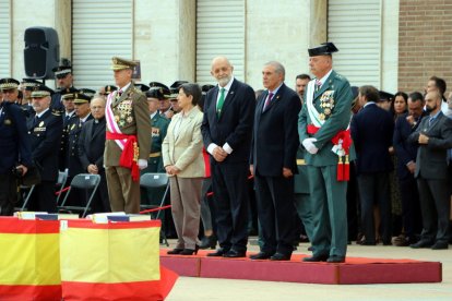 El lleidatà Pedro Garrido (d) i la delegada Teresa Cunillera, entre altres autoritats, ahir.