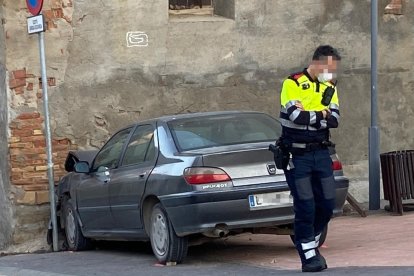 Imatge del vehicle després d’impactar contra el mur de l’església.