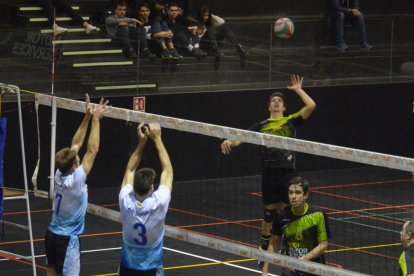 Una jugada del partit d’ahir entre el Rodi Balàfia i el Sabadell.