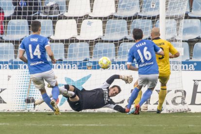 Raúl, autor del primer gol del Lleida, peleó durante todo el partido en ataque.