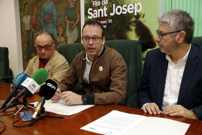 L'alcalde i president de Fira de Mollerussa, Marc Solsona, acompanyat dels representants d'APRICMA i la FEMEL, en la signatura aquest dilluns d'un conveni per la Fira de Sant Josep.