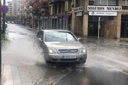 La lluvia hizo acto de presencia al mediodía en algunas zona del llano. En la foto, una calle de Tàrrega. 