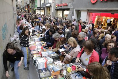 Parada de llibres a l’Eix Comercial de Lleida el Sant Jordi 2019.