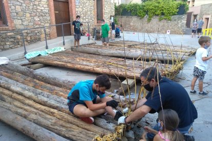 La plaça de l’ajuntament de Coll de Nargó ha acollit durant aquesta setmana la construcció dels rais que solcaran el Segre aquest dissabte.